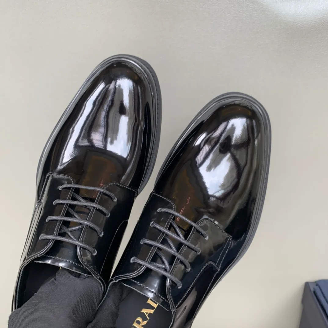 Men's shoes 💰860 hot recommendation ✨PRADA Prada's top purchasing quality imported upper with color-brushed open edge beads carved toe design cowhide lining private molded TPU outsole non-slip, wear-resistant and elastic fashionable and versatile black gray blue burgundy 39-44 in stock (38, 45 customized, non-refundable)